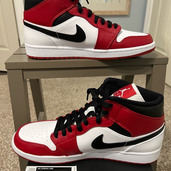 Air Jordan 1 Mid - Picture 2 of 8